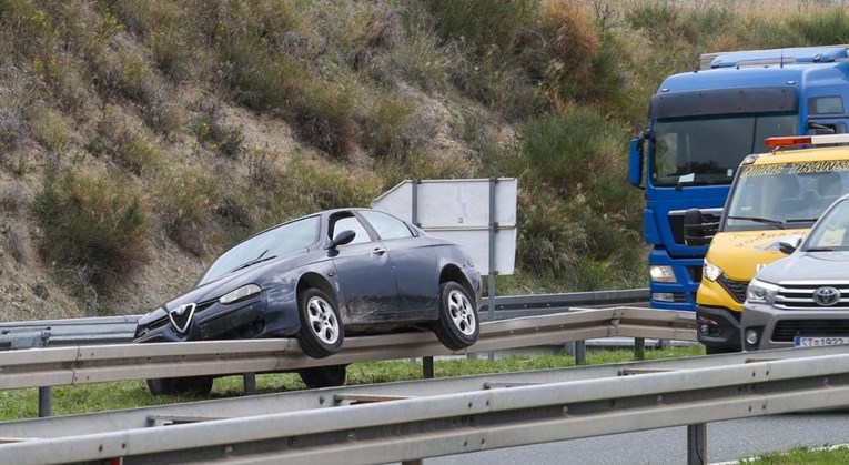 FOTO Nesreća kod Splita, autom sletio s ceste i završio na zaštitnoj ogradi