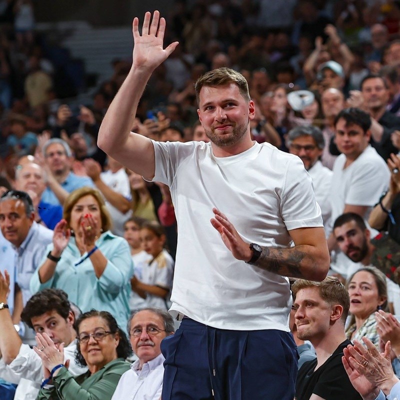 VIDEO Dončić u New Yorku ubacuje sa stolca. U pozadini svira Miki Milane