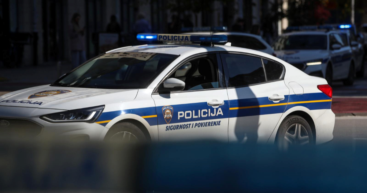 Pijan 75-godišnjak s lažnim tablicama i bez vozačke udario dva auta pa pobjegao