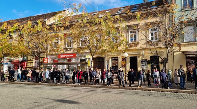 VIDEO Ovo je gužva na stanici u centru Zagreba, tramvaja nije bilo 15-ak minuta