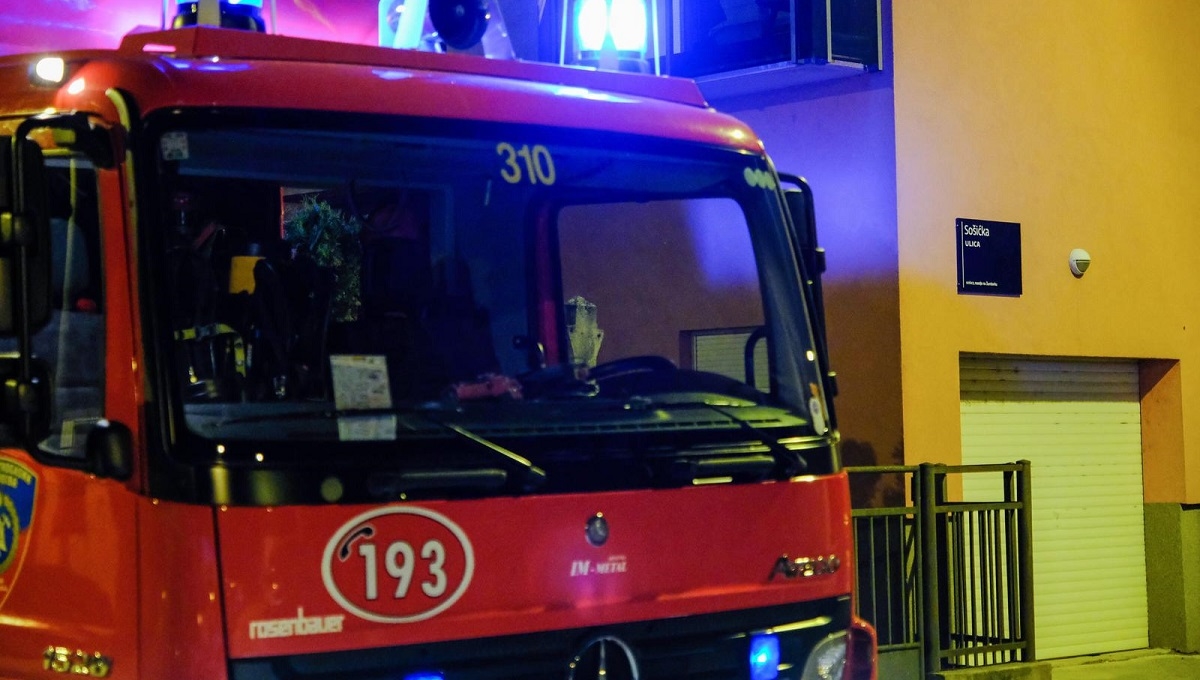 Na zgradi u Zagrebu se zapalio krov, požar gasilo više od 20 vatrogasaca
