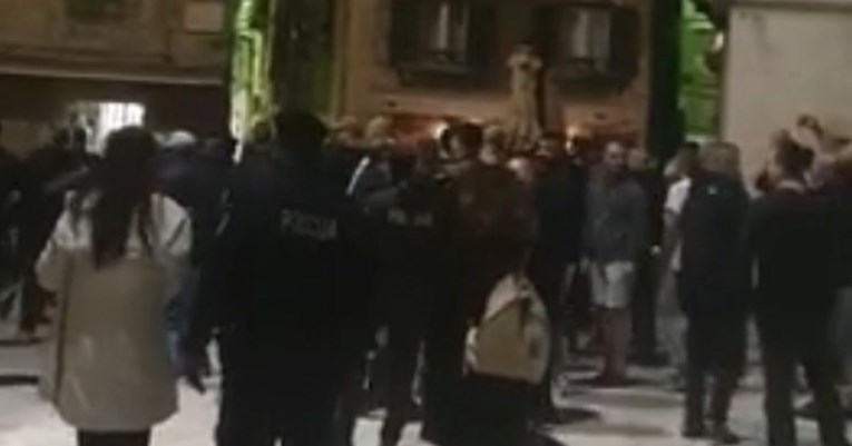 VIDEO Mađarski ultrasi skandiraju u Splitu, prati ih policija