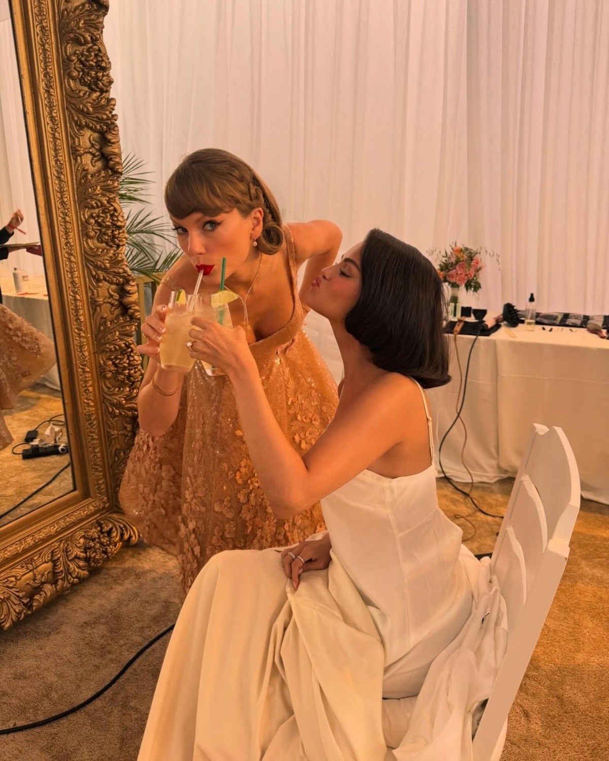 Taylor Swift zablistala na vjenčanju Selene Gomez, fanovi oduševljeni glam izdanjem