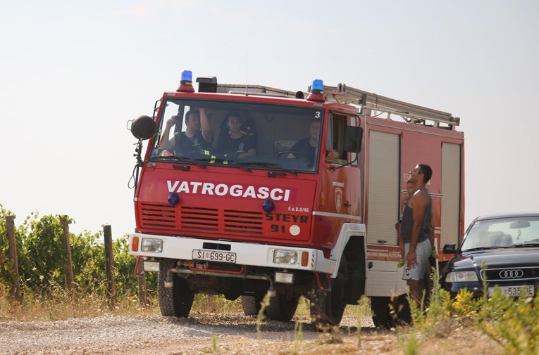 Požar kod Kistanja gasila dva air tractora. I dalje gori, požar nije lokaliziran
