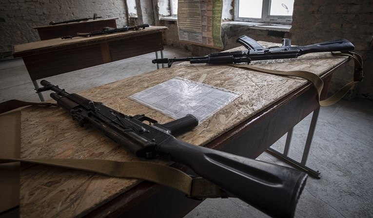 Britanci: Rusi uvode vojnu obuku u škole, učenici će pucati iz AK-47 i bacati bombe