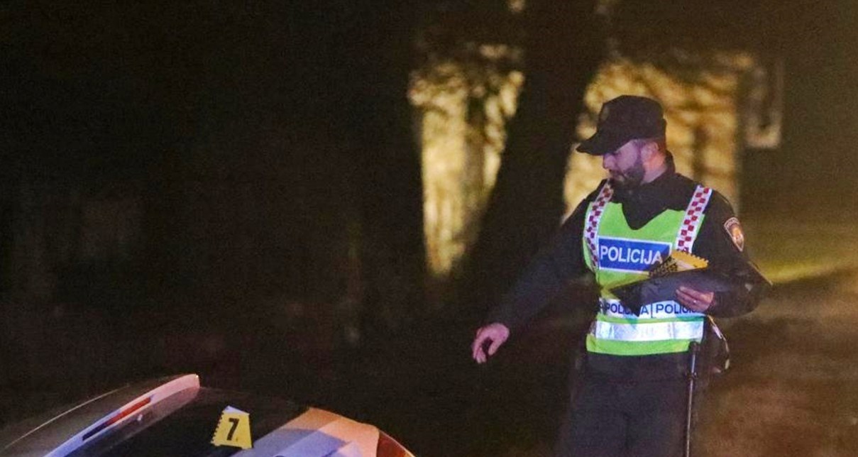 Teška nesreća kod Karlovca: 22-godišnjak se autom zabio u kuću i prevrnuo se na krov