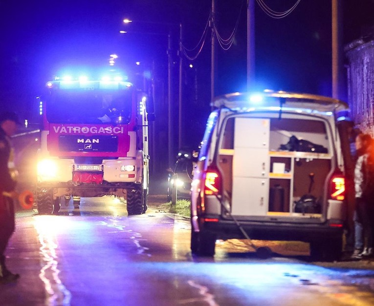 Bježao policiji pa se Mercedesom zabio u skladište. Četvero ljudi teško ozlijeđeno