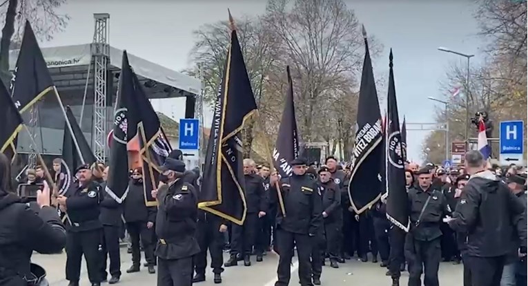 VIDEO HOS-ovci u Vukovar došli sa zastavama na kojima piše Za dom spremni