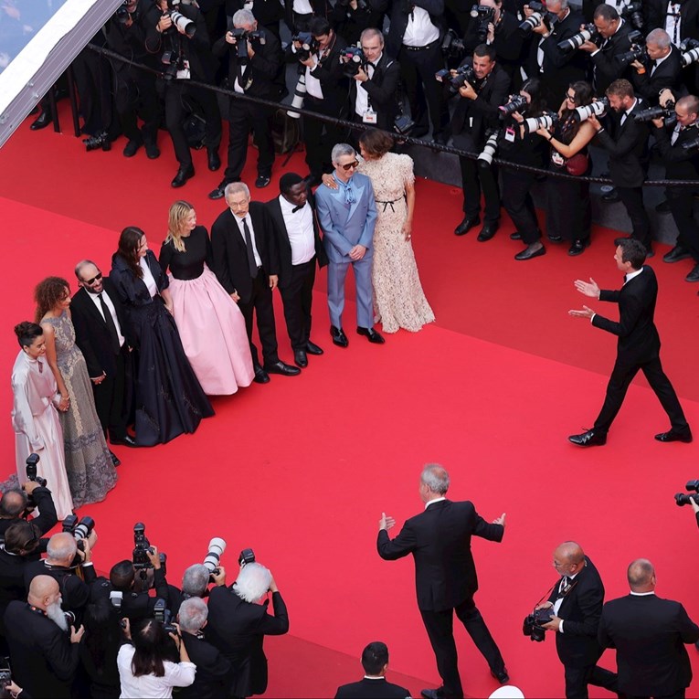 Crveni tepih s Festivala u Cannesu prodaje se za euro po kilogramu
