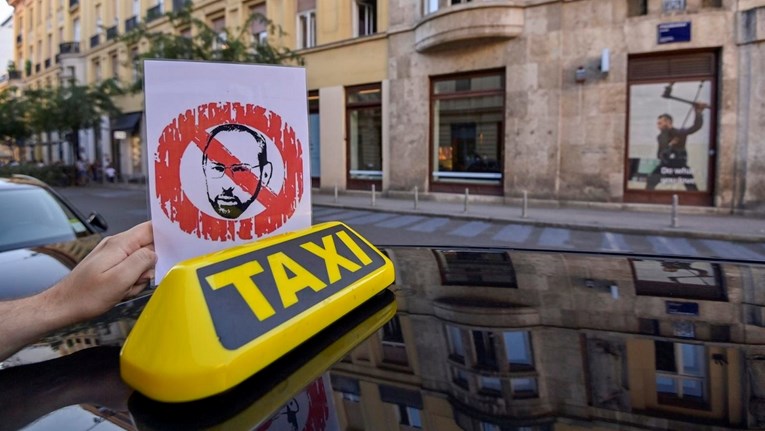 FOTO Zagrebačkim taksistima ukinuto stajalište u centru grada, prosvjedovali su