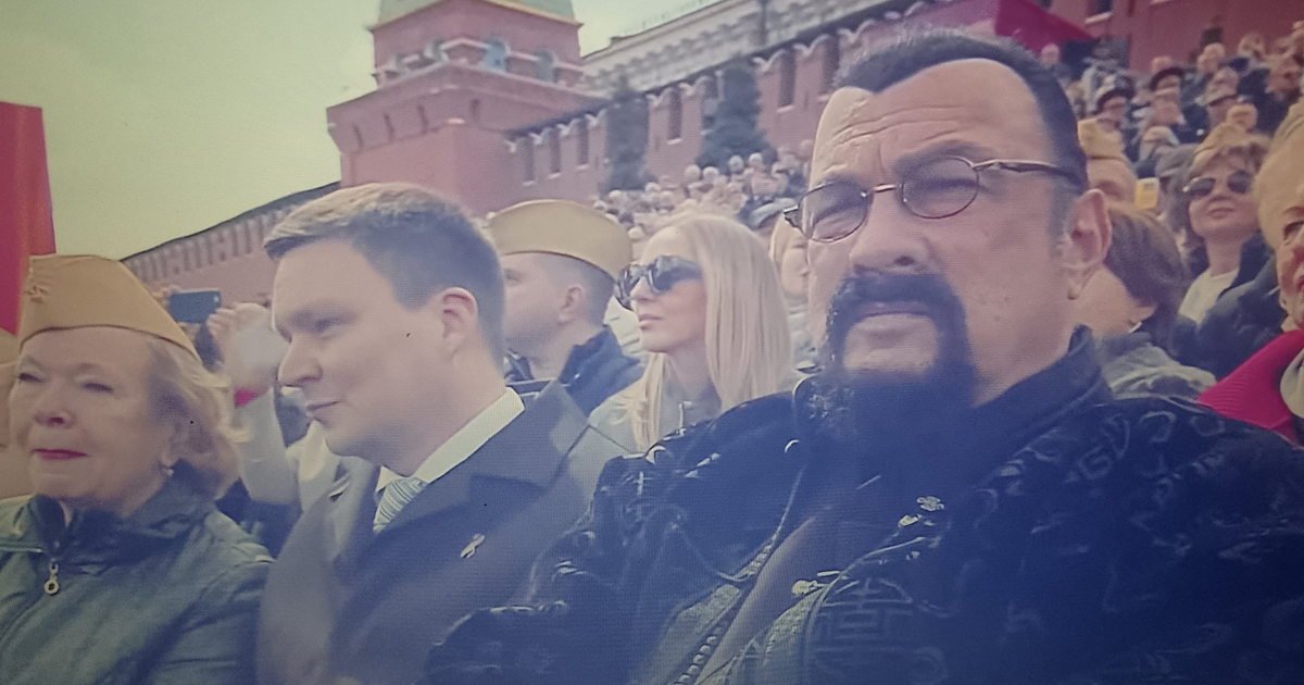 Steven Seagal snimljen na vojnoj paradi u Moskvi