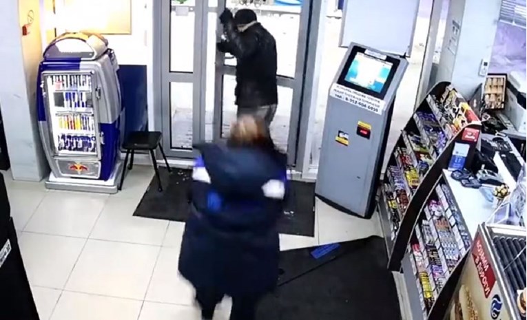 VIDEO Hrabra zaposlenica benzinske postaje lopova otjerala - metlom