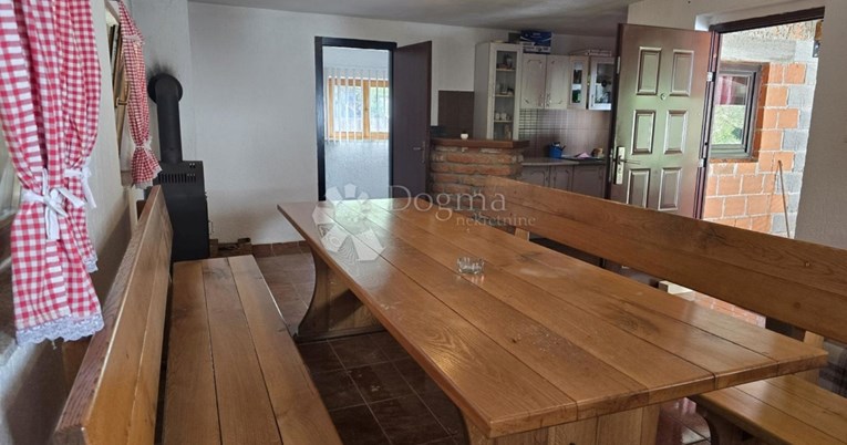 Iskoristite priliku: Energetski neovisna kuća s vinogradom u Drenovcu za 39.000 €