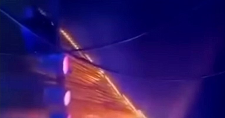 VIDEO Objavljena snimka početka požara u krcatom klubu u Makedoniji. Zapalio se krov