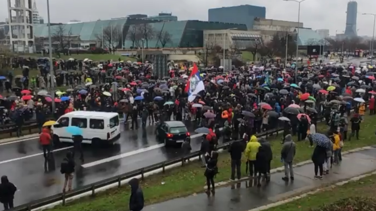 Prosvjednici na sat vremena blokirali autocestu u Beogradu, došlo do sukoba