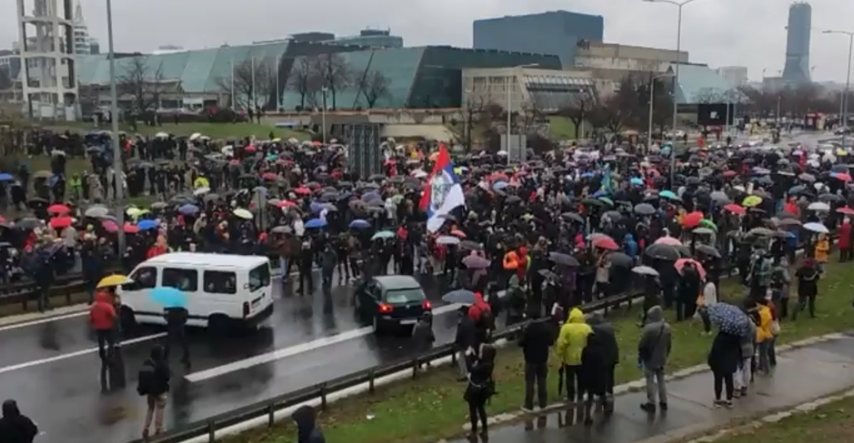 Prosvjednici na sat vremena blokirali autocestu u Beogradu, došlo do sukoba