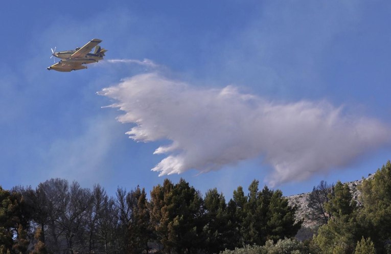 Izbio požar na Ugljanu, vatrogasci i kanaderi brzo intervenirali