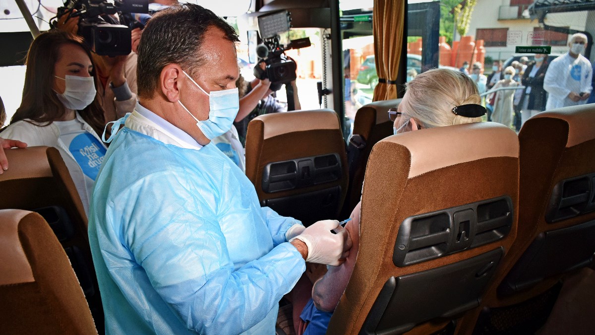 FOTO Capak i Beroš cijepili ljude i promovirali covid-buseve