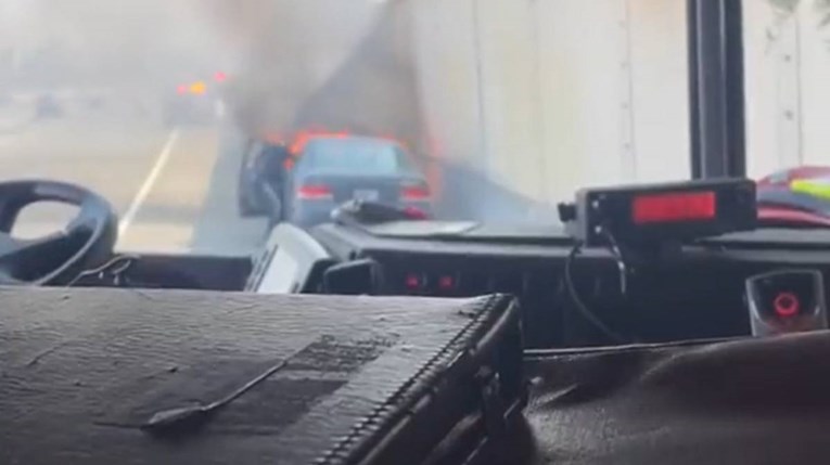 VIDEO Policajac u SAD-u izvukao muškarca iz gorućeg auta: "Cipele su mu se istopile"