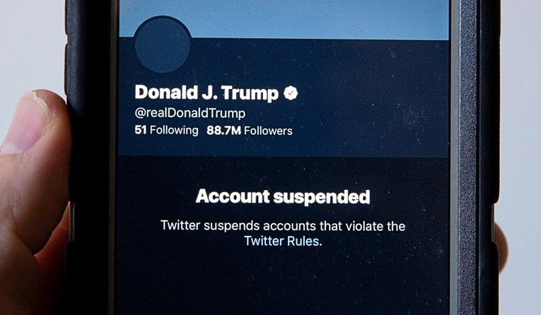 Dionice Twittera pale za 4 posto nakon što je Trumpu profil uklonjen trajno