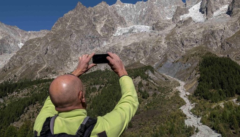 Talijanske vlasti rekle da se smanjila opasnost odlamanja ledenjaka na zimovalište