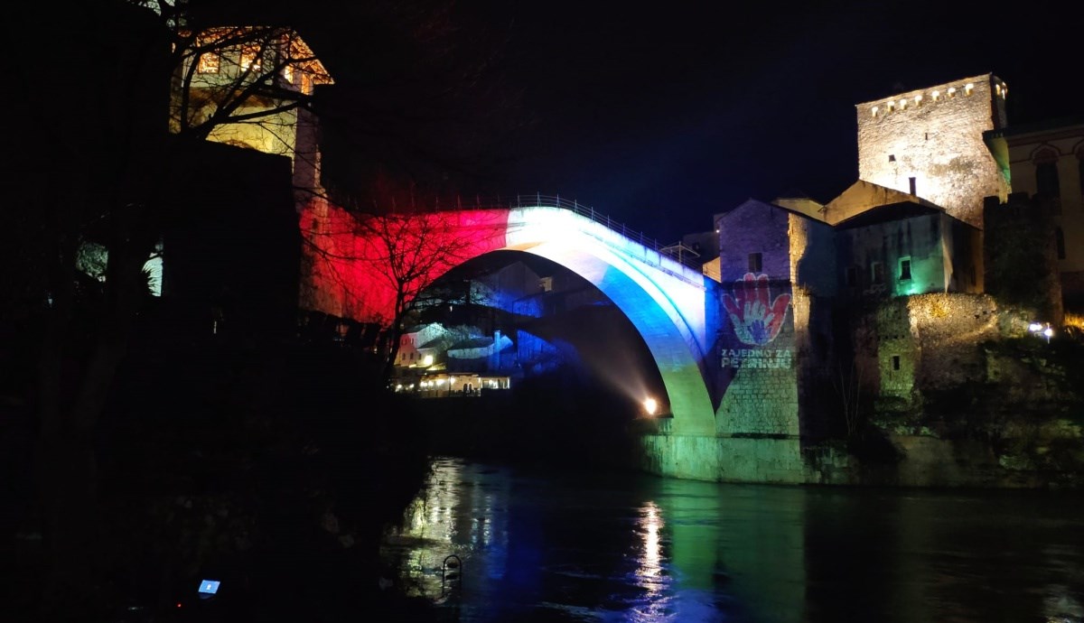 Stari most u Mostaru prvi put u povijesti je zasvijetlio u bojama hrvatske zastave