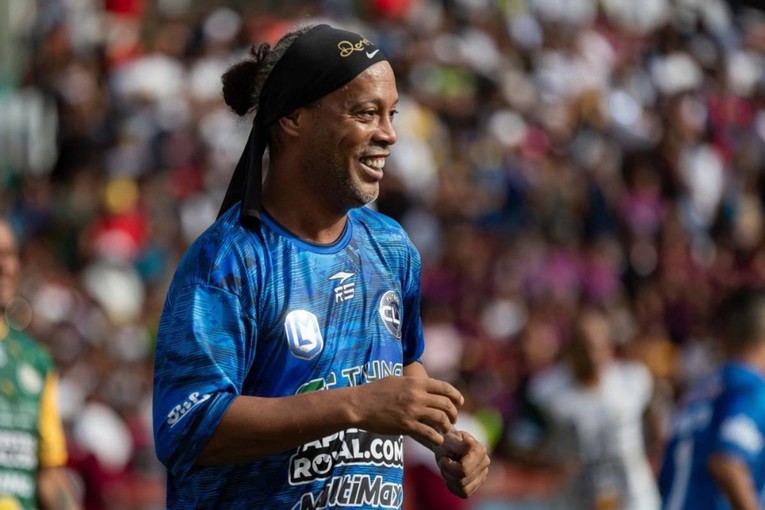 Ronaldinho preuzima košarkaški klub?
