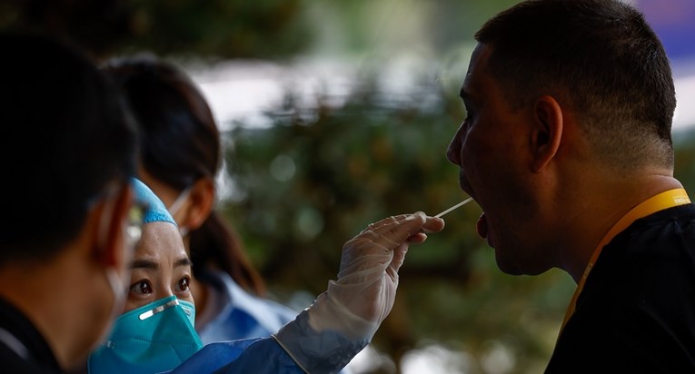 Kineski znanstvenik: Moguće da je pandemija započela curenjem virusa iz laboratorija