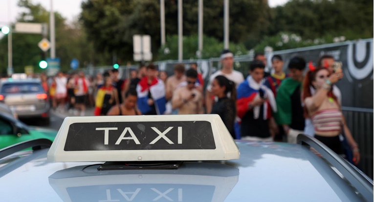 Stranci se u Dalmaciji vozili taksijem, vozačica im dala policijski pištolj i značku