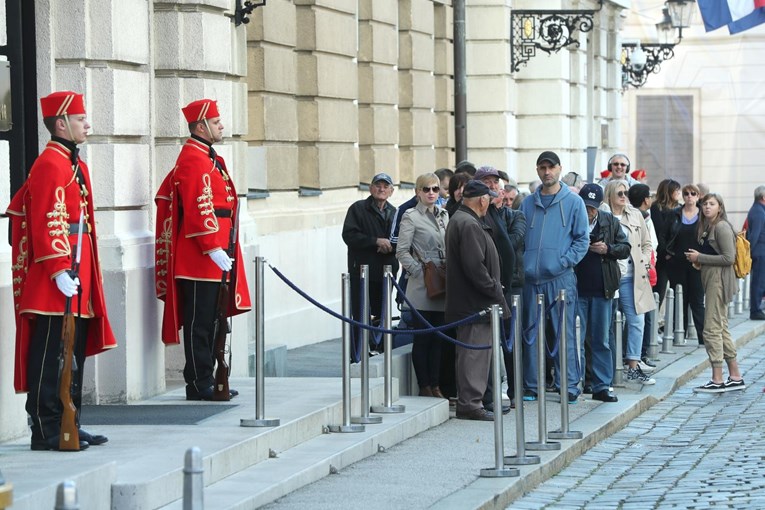 Ljudi u ogromnom redu čekaju da uđu u sabor, vidjet će Jandrokovića