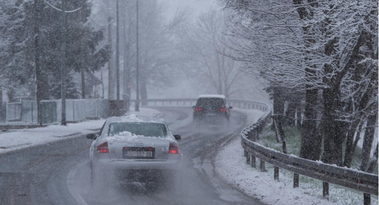 U dijelu Splitsko-dalmatinske županije pada snijeg, na cestama su zimski uvjeti