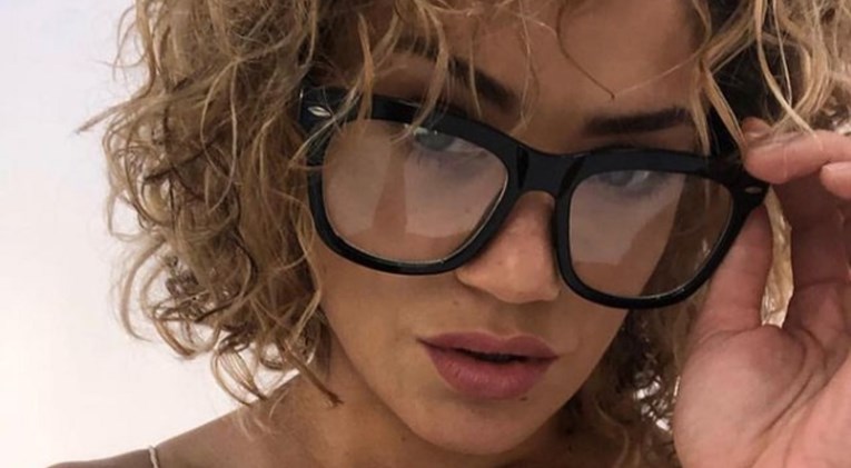 Pamela Anderson UFC-a izbačena iz teretane jer je pokazala tange i sve snimila