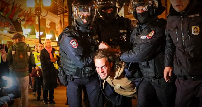 Nekim uhićenim prosvjednicima protiv Putina uručili poziv za vojsku