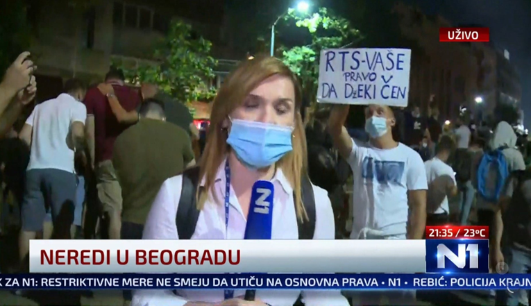 Tip s transparentom iza novinarke koja je izvještavala s prosvjeda u Beogradu je hit
