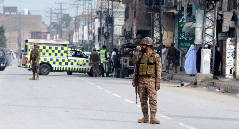8 naoružanih militanata upalo u kompleks s vladinim uredima u Pakistanu. Svi ubijeni