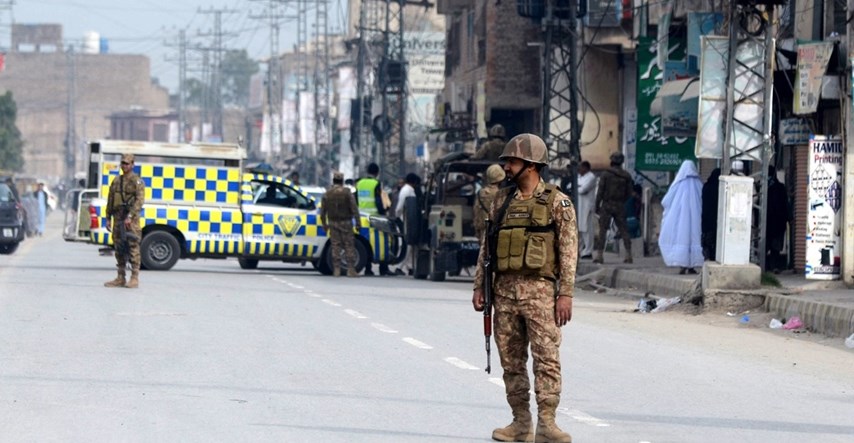 8 naoružanih militanata upalo u kompleks s vladinim uredima u Pakistanu. Svi ubijeni