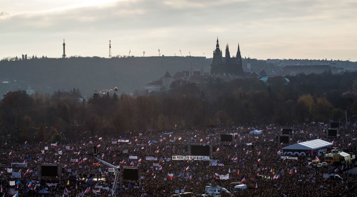 Preko 200.000 Čeha prosvjedovalo protiv premijera i predsjednika: "Ovdje smo"