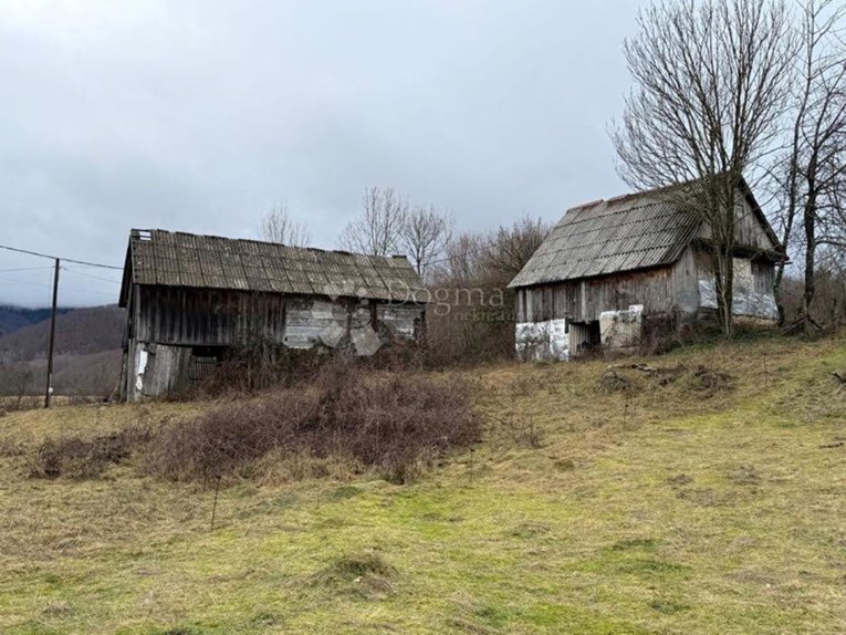 U Lici se prodaje seosko imanje s potokom. Cijena? 99.000 eura