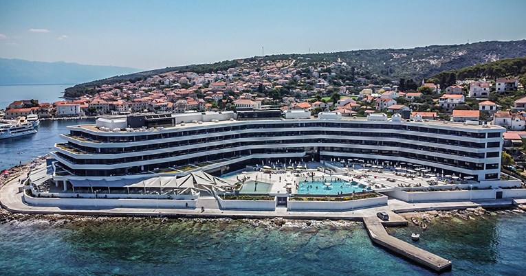 Mirovinski fondovi prodaju Club Adriatic, kupuju hotel od Vujnovca. Žele veće prihode
