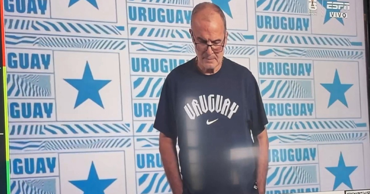 VIDEO Bielsa (70) jasno pokazao što misli o FIFA-i tijekom bizarnog fotografiranja
