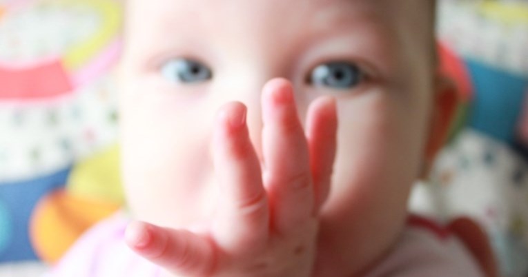 Sisanje palca u djetinjstvu smanjuje rizik od alergija, kaže znanost