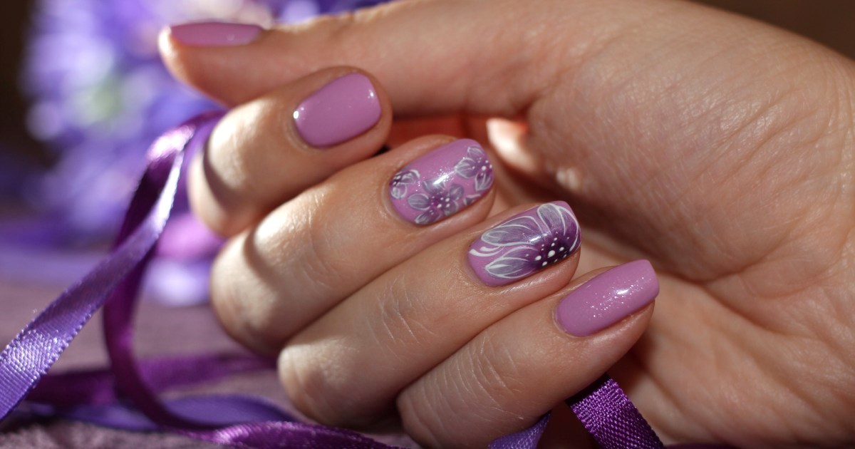 Ljubičasti nokti izgledaju šik, razigrano i jako moderno