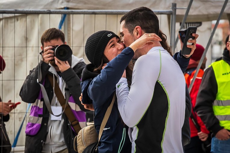 Emotivan trenutak na Splitskom maratonu: Mladić kleknuo pred svoju curu i zaprosio je