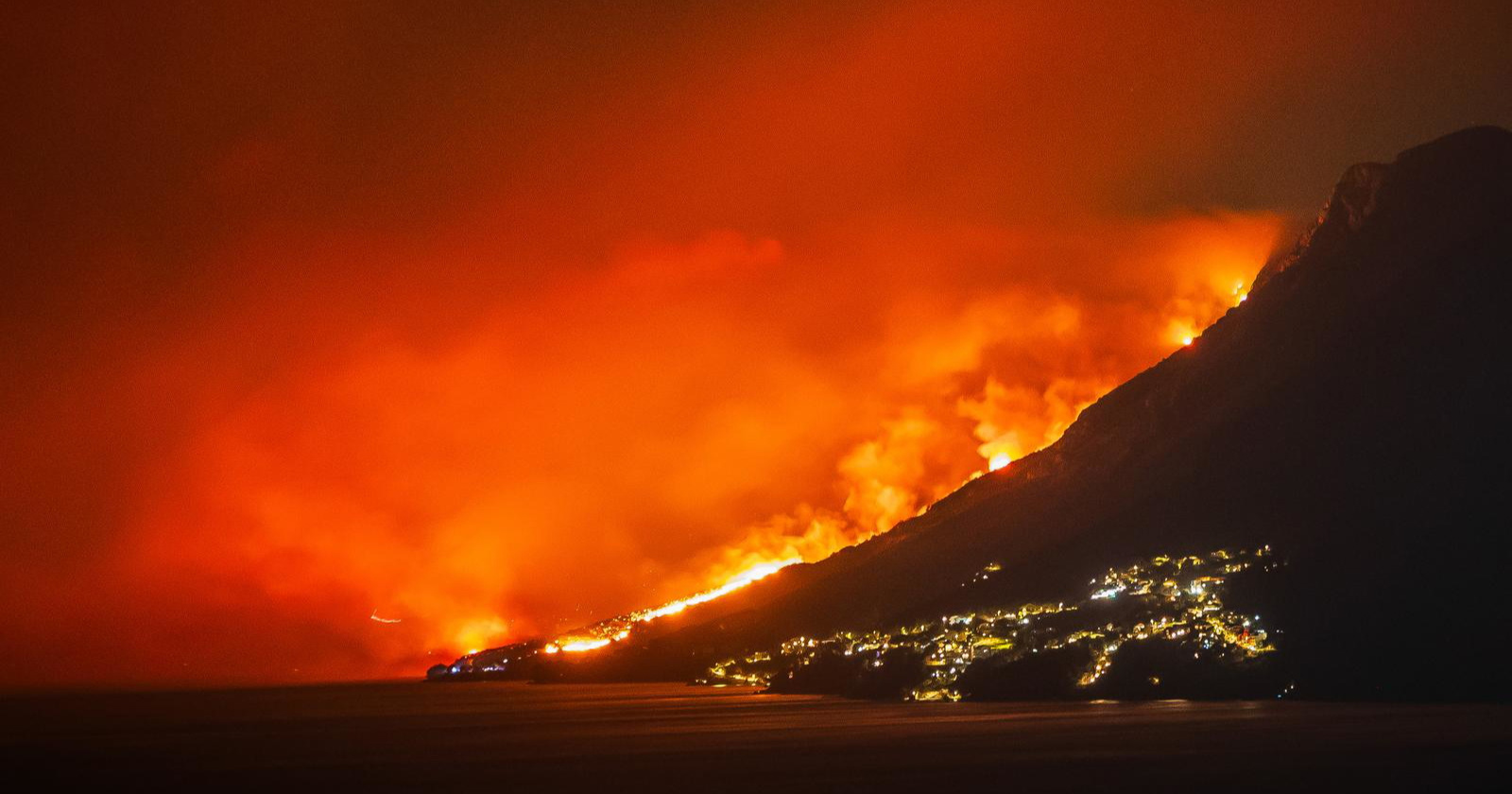 FOTO Pogledajte kako veliki požar kod Omiša izgleda iz Brela