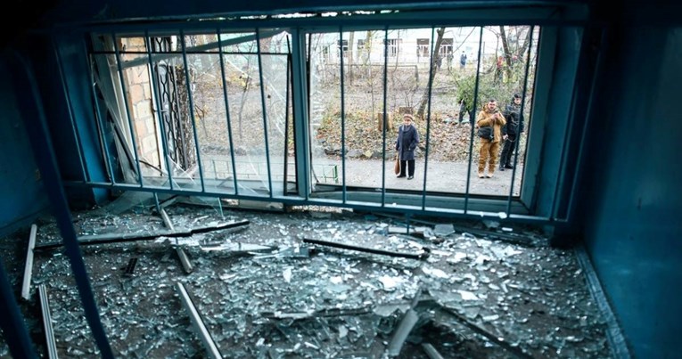 Rusi projektilima napali Kijev. Dijelovi raketa pali na zgradu, ima ranjenih