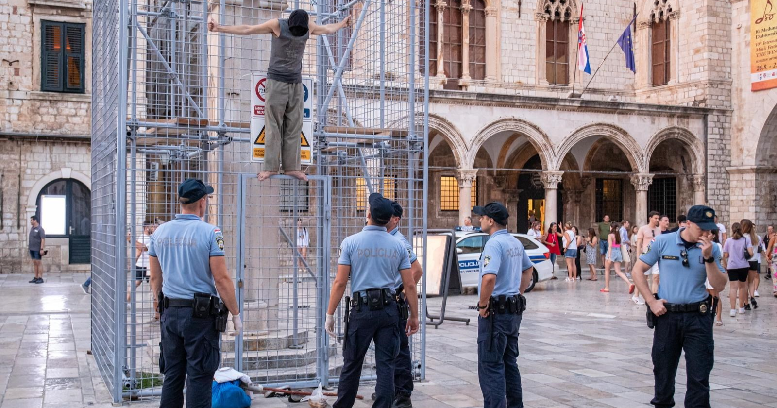 Pola sata stajao na ogradi oko Orlandovog stupa u Dubrovniku, spustila ga policija