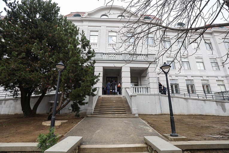 Zbog gripe Petrova zabranila pratnju na porodu i posjete. Žene ljute: "Ne idem sama"