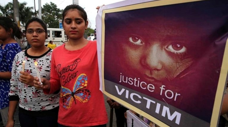 Curica u Indiji prijavila da ju je prvo silovala grupa ljudi, a onda i policajac