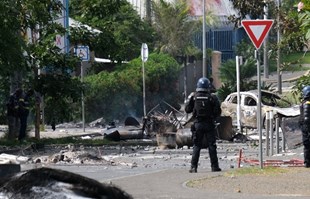 Četiri osobe ubijene u nemirima u Novoj Kaledoniji, u Francuskoj izvanredno stanje