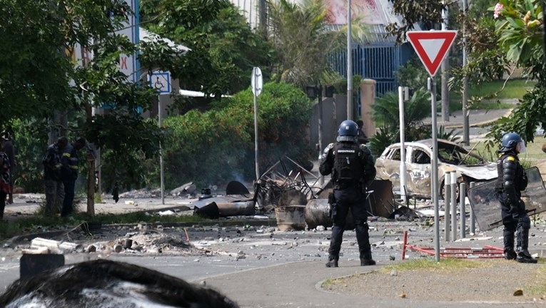 Četiri osobe ubijene u nemirima u Novoj Kaledoniji, u Francuskoj izvanredno stanje
